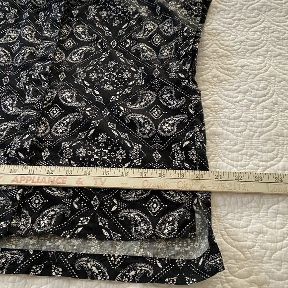 Black and White Paisley Print High Low Cap Sleeve Button Up Shirt Size Large - Picture 14 of 14